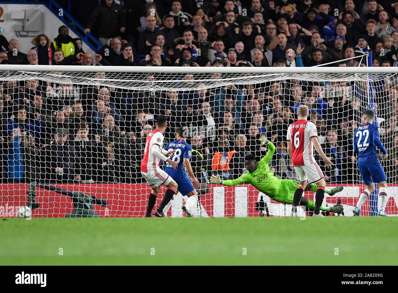 London, Großbritannien. 05 Nov, 2019. LONDON, 05-11-2019 Stadion Stamford Bridge, der Champions League Saison 2019/2020. 4-4 von Chelsea während des Spiels FC Chelsea - Ajax. Credit: Pro Schüsse/Alamy leben Nachrichten Stockfoto