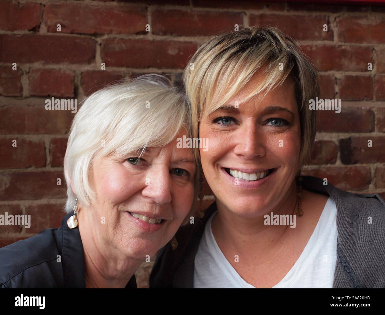 Mutter und Tochter in die Kamera lächelt. Stockfoto
