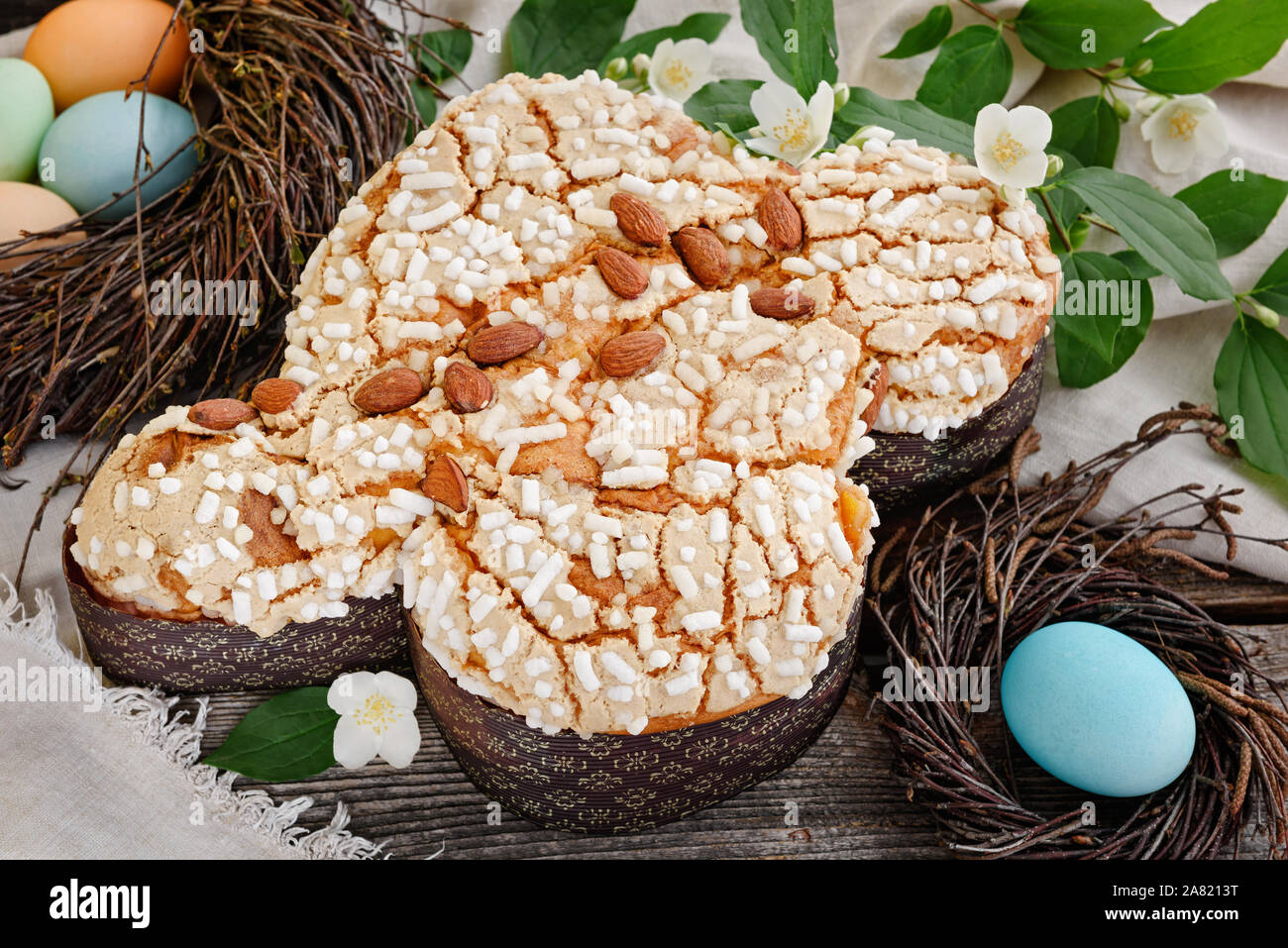 Ostern traditionellen italienischen Kuchen. Colomba in Zucker glasieren und mit Mandeln. Stockfoto