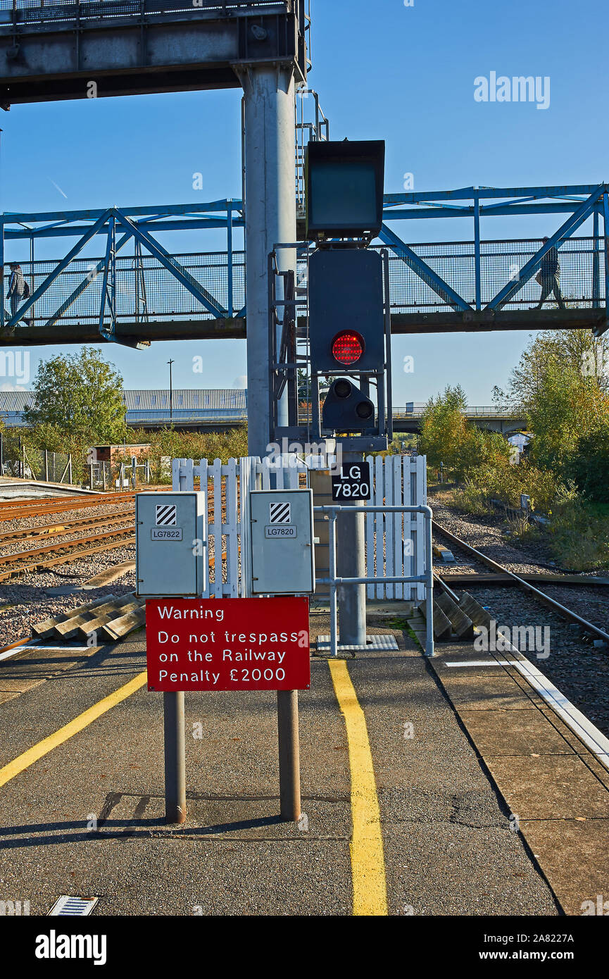 Ein rotes Signal und Warnschilder auf dem britischen Eisenbahnnetz. Stockfoto