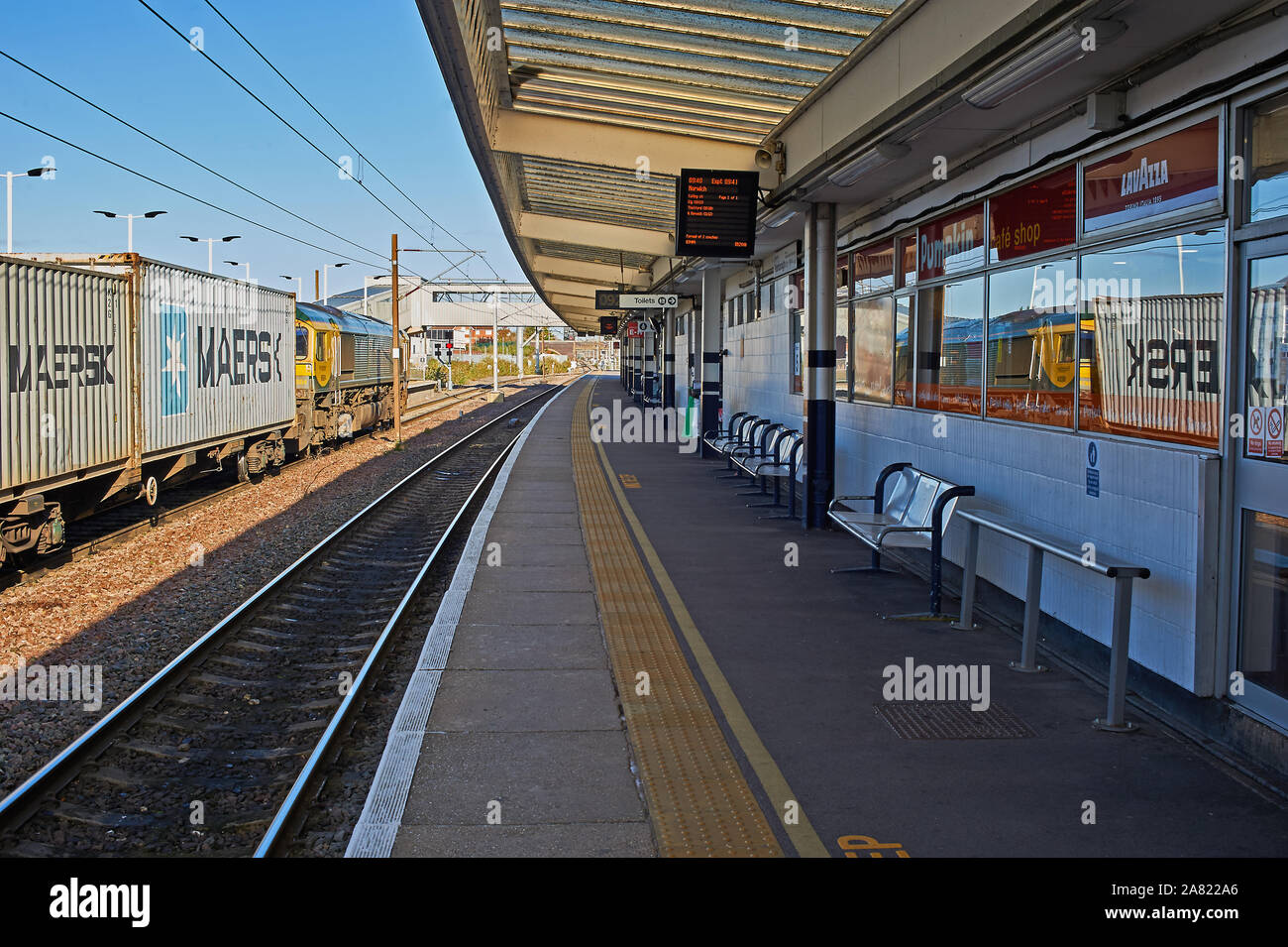 Ein inter-modale Freightliner Zug durch eine Class 66 Lokomotive gezogen wartet an einem roten Signal in Liverpool Station. Stockfoto