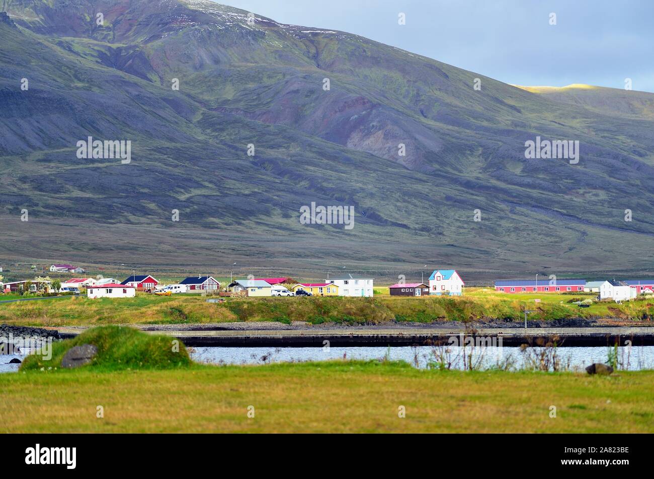 Borgarfjordur Eystri, Island. Der Osten Islands Küstenstadt Borgarfjordur Eystri durch die Berge in der Dyrfjoll Bereich in den Schatten gestellt. Stockfoto