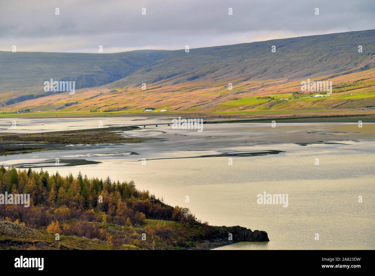 Brekka, Island. Der Spalt beeinflusste das Wasser des Fluss-Sees Lagarfljót. Die Legende besagt, dass das Gewässer die Heimat eines Monsters ist. Stockfoto