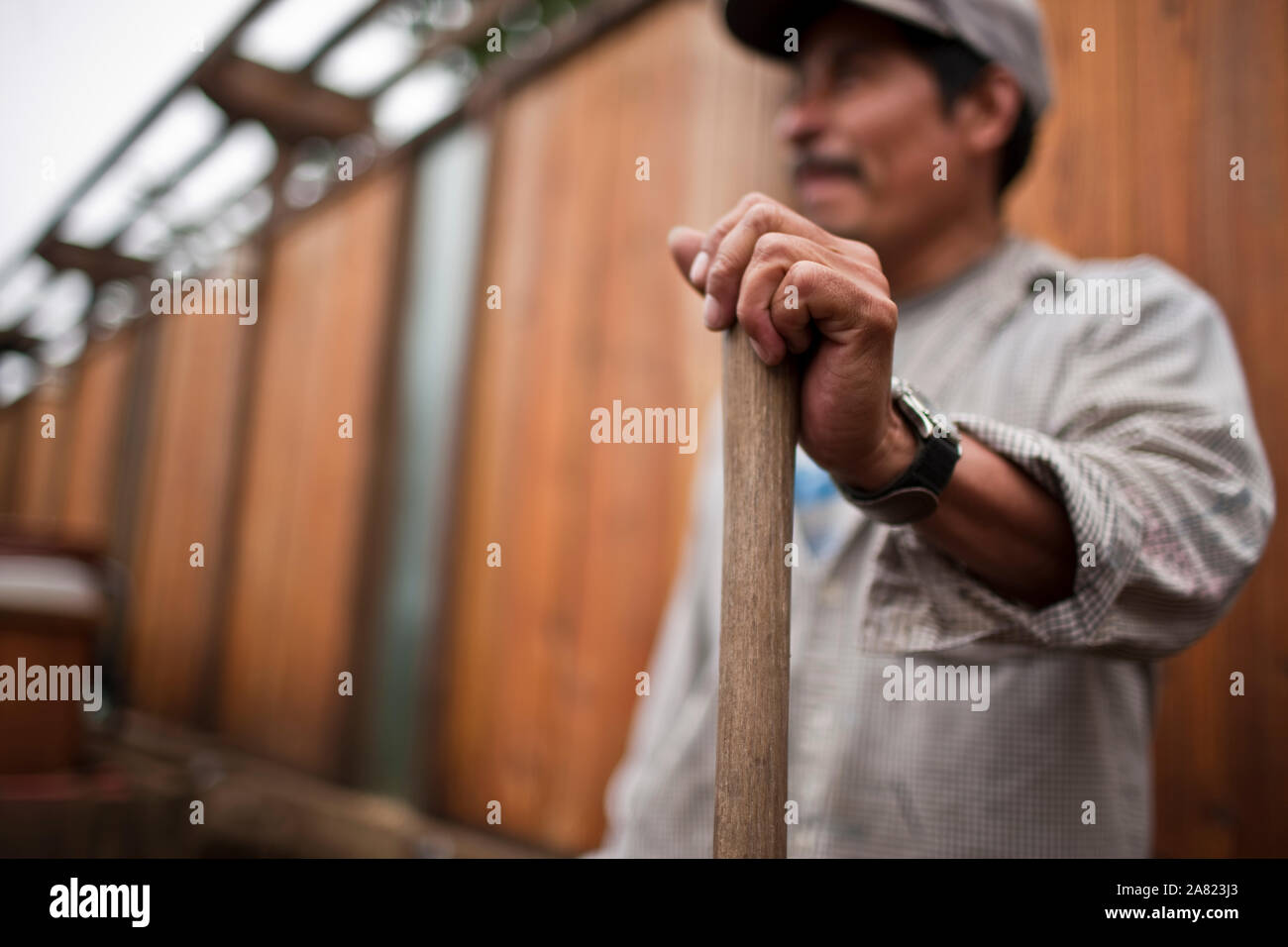 Builder stehen und halten eine hölzerne Stange Stockfoto