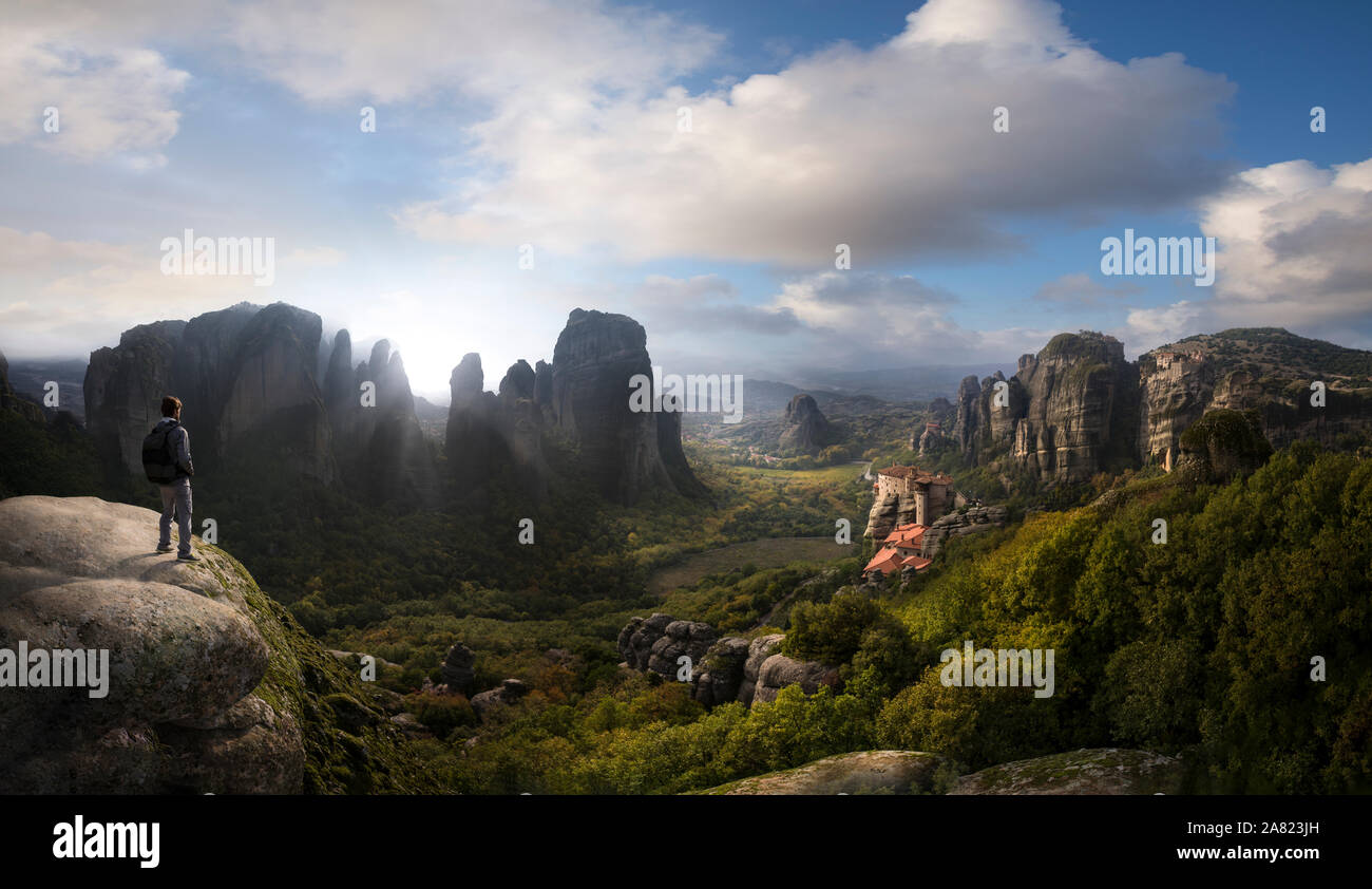 Malerischen Sonnenuntergang - erfolgreiche Wanderer über Schloss gepunktete Landschaft in Meteora, Griechenland suchen Stockfoto