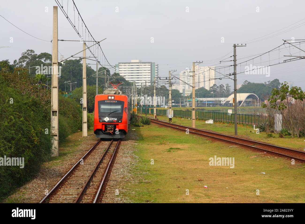 São Paulo KPTM Nahverkehrszug in Santo Amaro Bahnhof Linie 9, Blick auf Socorro Richtung Bahnhof, São Paulo, Brasilien Stockfoto