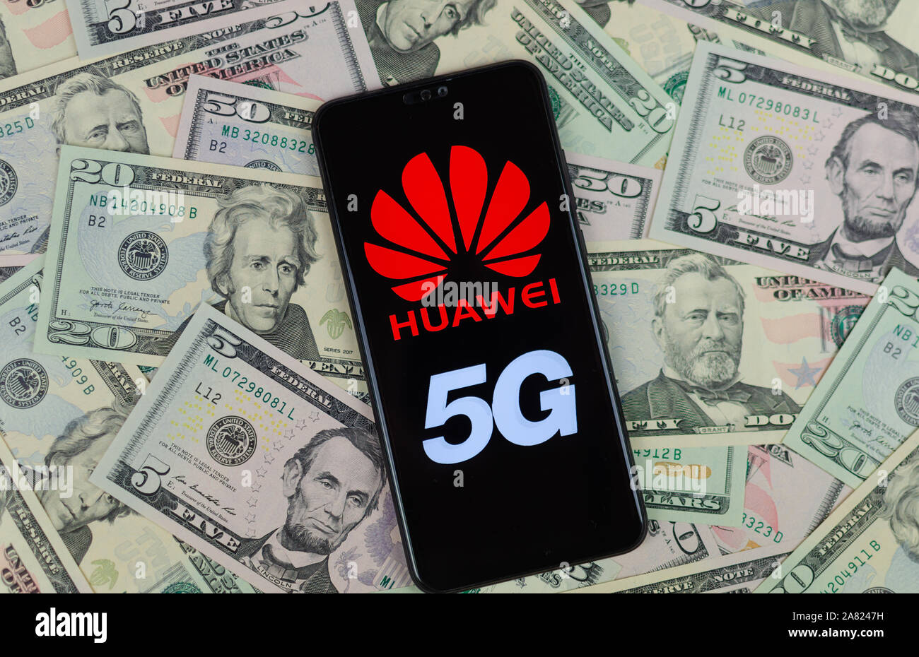 Huawei Logo auf dem Smartphone, das auf dem US-Dollar platziert ist. Konzeptionelle Foto für Huawei Gewinne aus ihren 5G-Netzen. Stockfoto