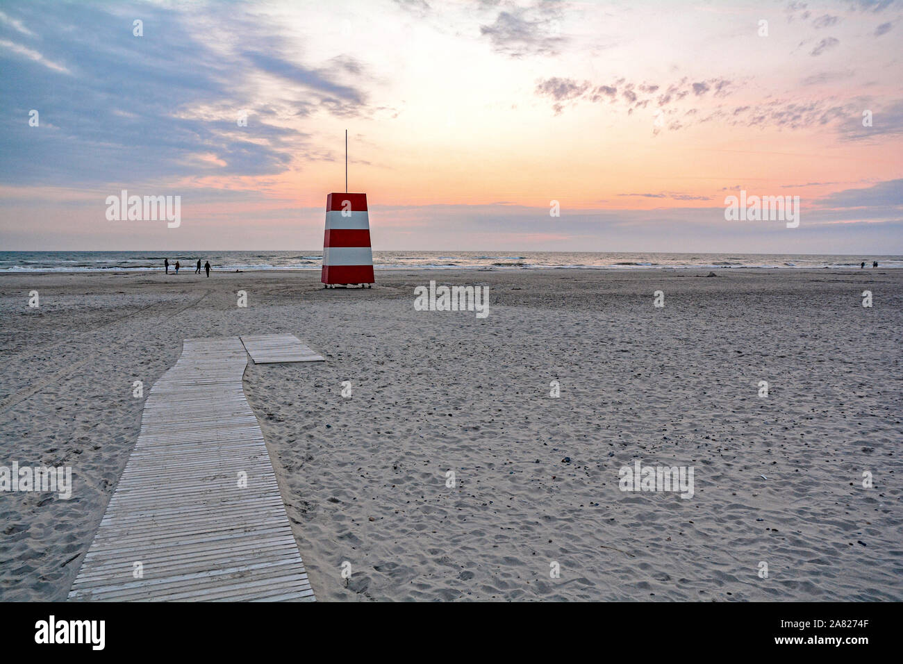 Rot-weiß lifeguard Tower am Strand von Henne Strand, Jütland Dänemark Europa Stockfoto