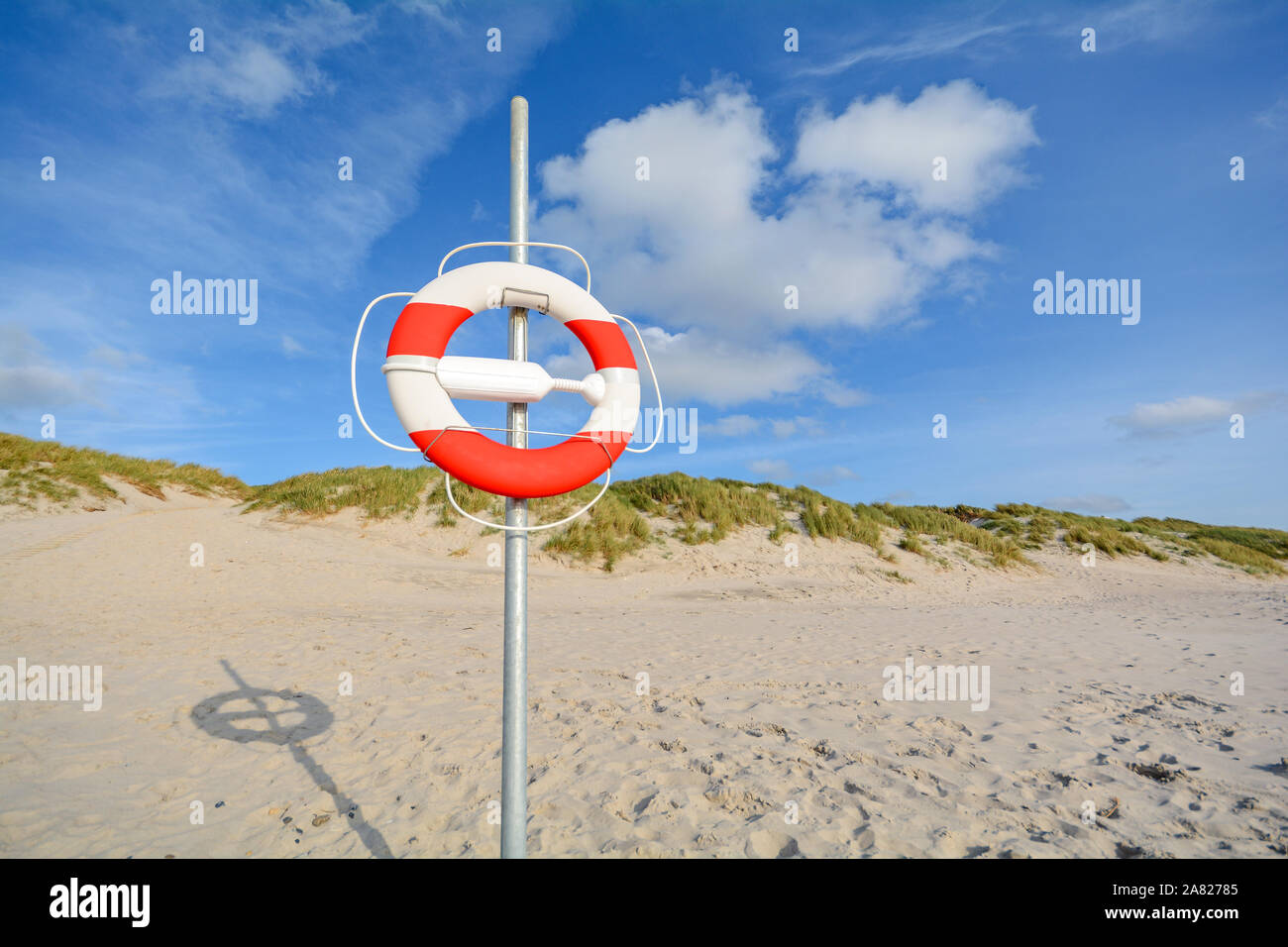 Rettungsring am Strand und den Sanddünen in der Nähe von Blavand, Jütland Dänemark Europa Stockfoto