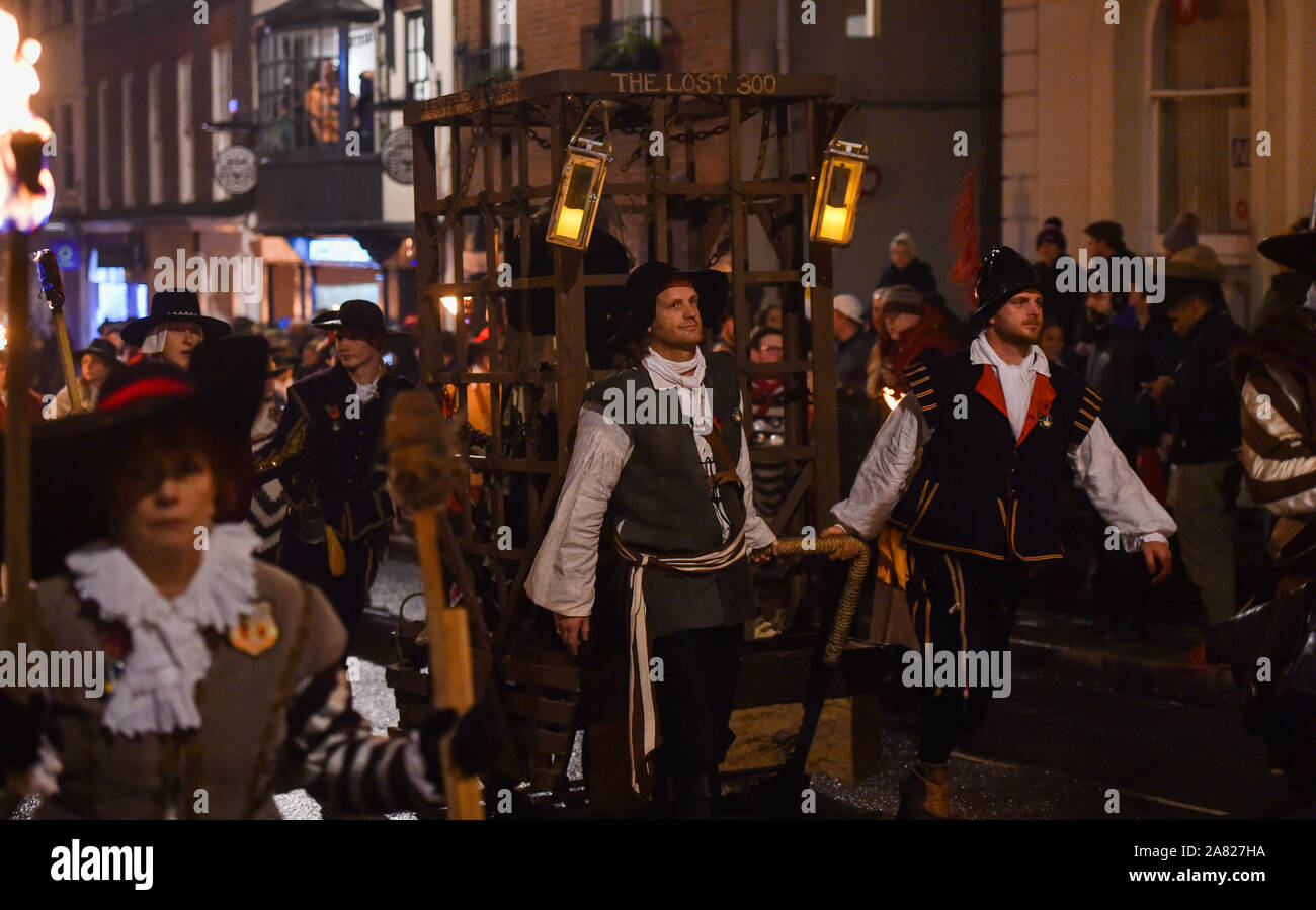 Lewes Großbritannien 5. November 2019 - Tausende nehmen Sie teil und die jährliche Lewes Lagerfeuer feiern die Erinnerung an das Scheitern der Guy Fawkes gunpowder Plot von 1605 ansehen. Lewes Bonfire Night Feiern sind die größten "5. November" Ereignis in der Welt mit den sechs Stadt Lagerfeuer Gesellschaften und über 30 Prozessionen statt, während des Abends: Credit Simon Dack/Alamy leben Nachrichten Stockfoto