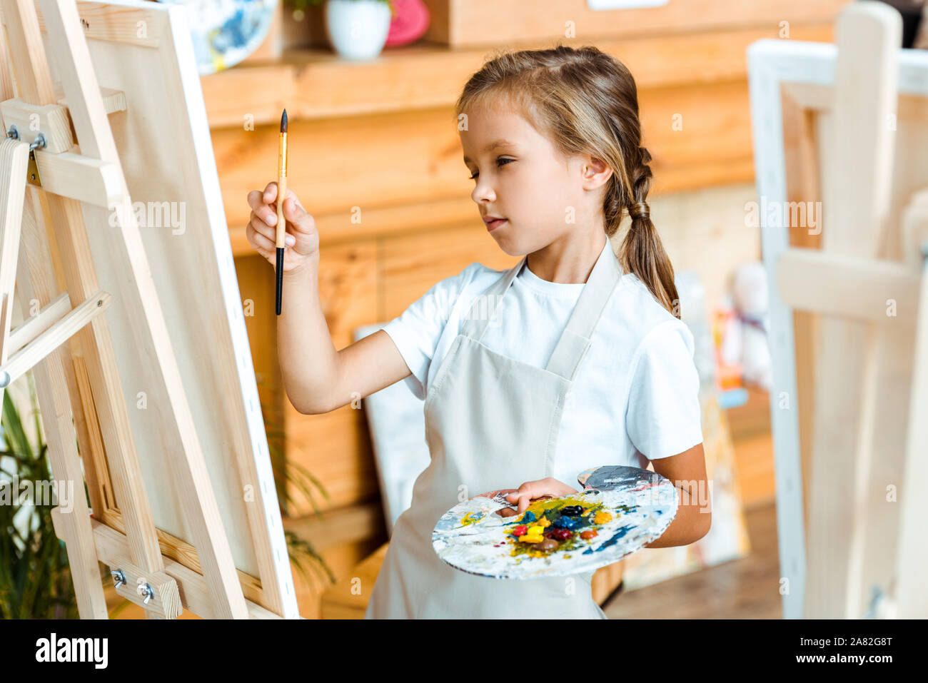 Selektiver Fokus der schweren Kind malerei Kunst Schule Stockfoto