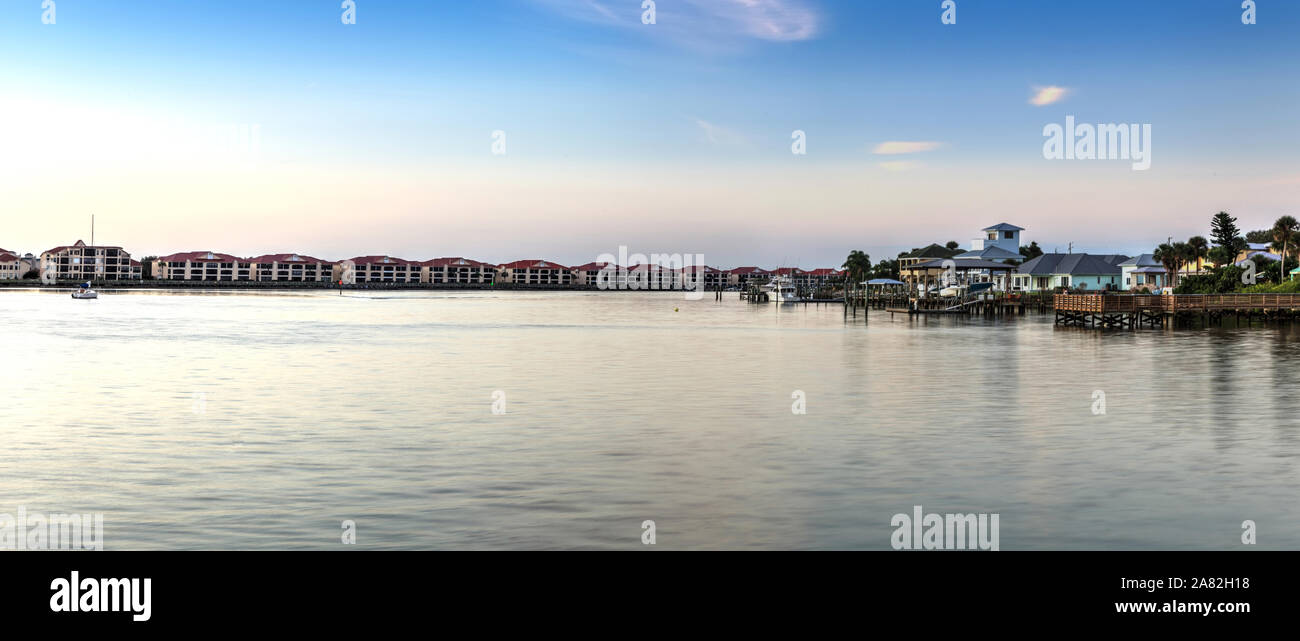 Boote und Blick aufs Wasser in der Dämmerung über den Indian River in New Smyrna Beach, Florida. Stockfoto