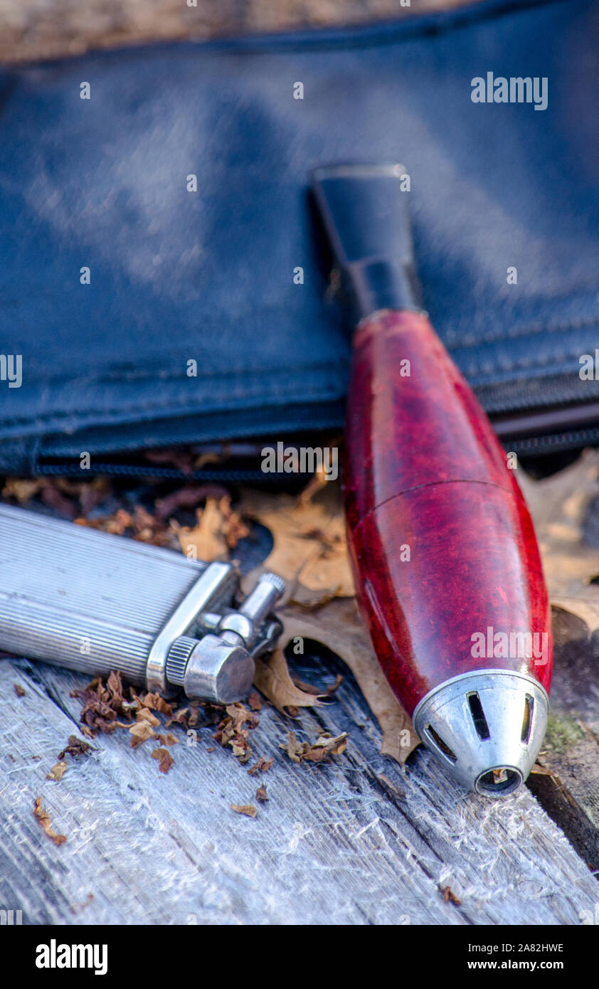 Zigarre Pfeife mit Ledertasche und Silber Feuerstein leichter Stockfoto