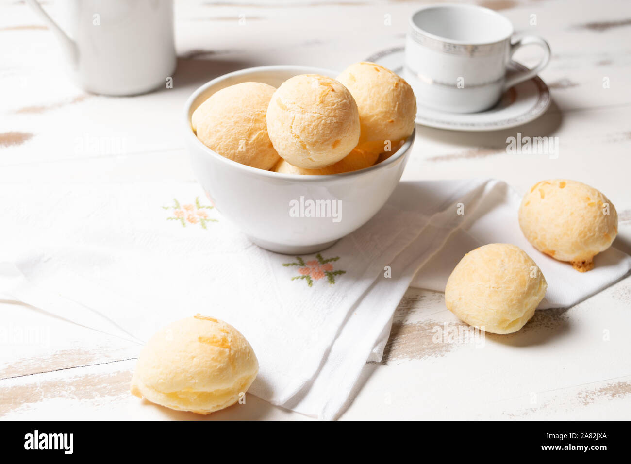 Brasilianische snack Käse Brot, hausgemachter Käse Brötchen im arustic Stil, Vintage White Holz- Hintergrund Stockfoto