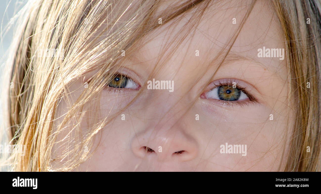 Kleines Mädchen mit schönen grünen Augen sehr closeup mit Fokus auf Ihre Augen Stockfoto