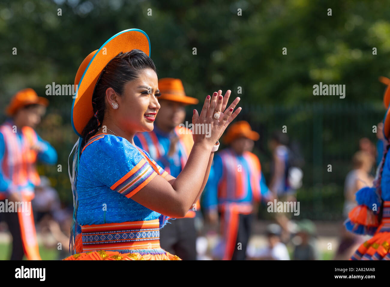 Washington DC, USA - 21. September 2019: Die Fiesta DC, bolivianische Tänzerinnen der Tanz der Cueca während der Parade Stockfoto