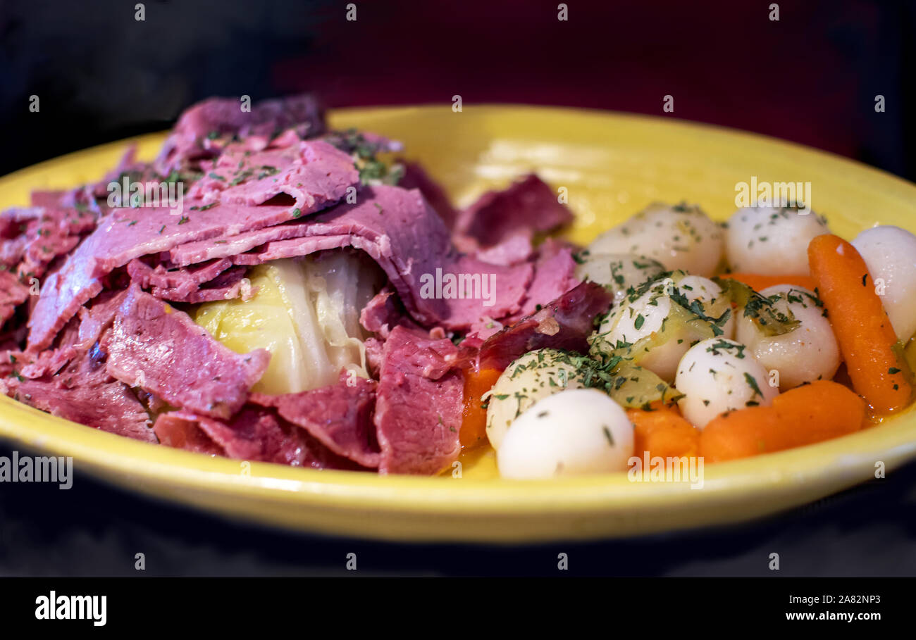 Eine Platte von Corned Beef mit Kohl, mit gekochten Kartoffeln und Karotten, wird von vielen Amerikanern für St Patricks Tag gegessen, aber nur sehr wenige Irish! Stockfoto
