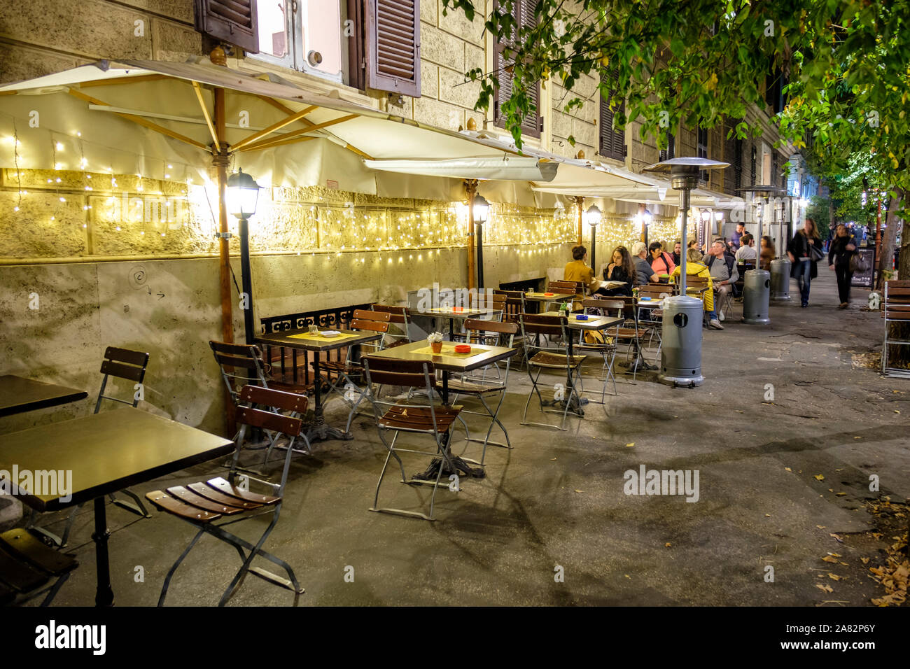 Essen im Freien, Gäste sitzen auf dem Bürgersteig vor dem Restaurant Fonclea Srl, traditioneller Pub mit Live-Musik, Prati-Viertel, Rom, Italien Stockfoto