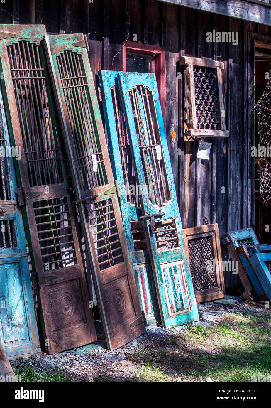 Schön gekrempelt Türen und Fenster zum Verkauf Stockfoto