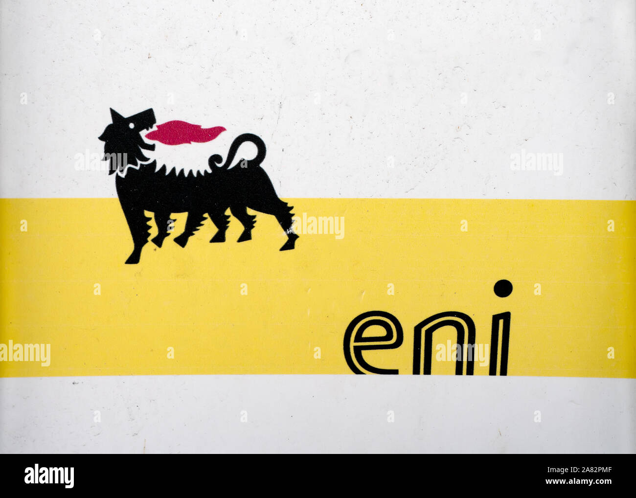 Bardolino, Italien - 10/31/2019: Eni S.p.A. in deutscher Sprache Agip ist eine Italienische multinationalen Öl- und Gasunternehmen mit Sitz in Rom. Logo Service Station i Stockfoto