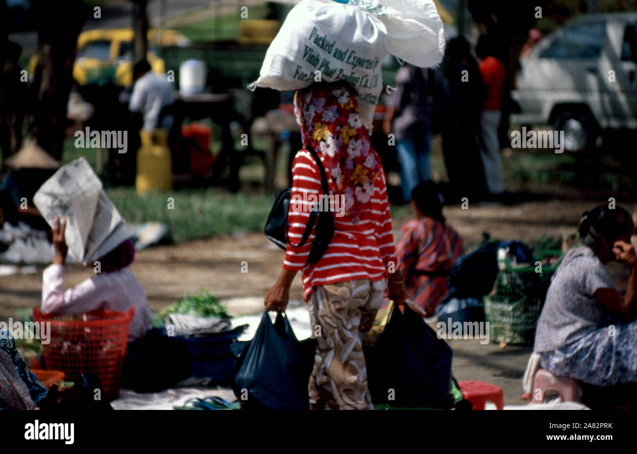 Einer einheimischen Bajau Frau Einkaufen am Sonntag Markt in Kota Belud, Sabah, Malaysia. Stockfoto