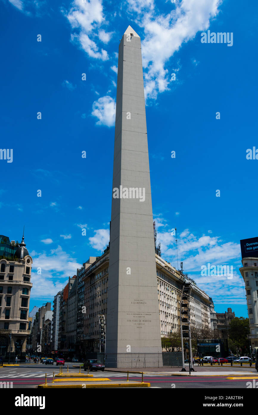 Buenos Aires, Argentinien. Oktober 26, 2019. Der Obelisk von Buenos Aires (El Obelisco) ein nationales historisches Denkmal am Platz der Republik (Plaza de la entfernt Stockfoto