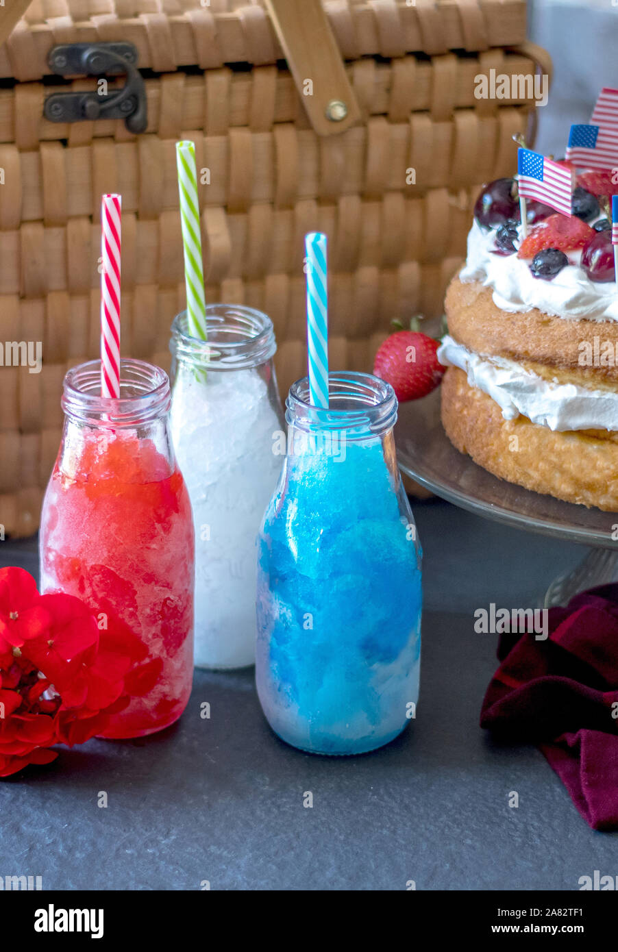 Dessert und Getränke für Ihre Feier Juli 4. frische Erdbeere Angel Food Cake mit Blaubeeren, Erdbeeren, Kirschen und Sahne, und Stockfoto