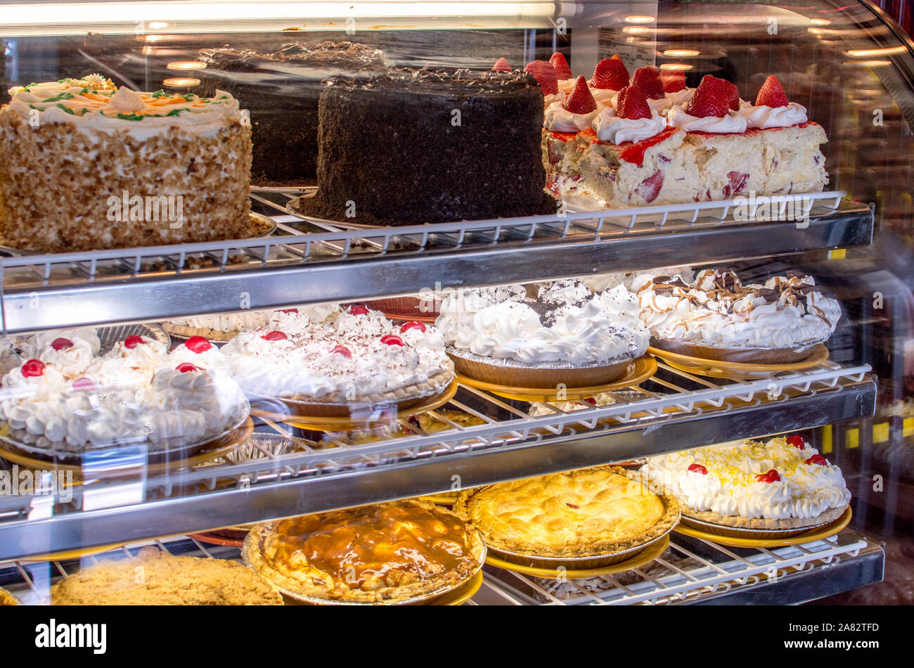 Lecker, verstorbenen Wüsten sind zeigen in einem gekühlten Glas Fall recht Wie geht man in diesem Restaurant cased. Nicht Dessert überspringen! Stockfoto