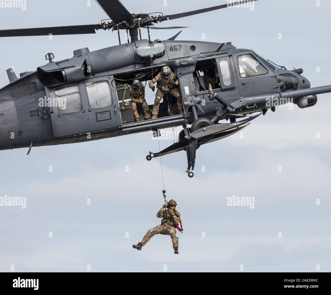 Die United States Air Force HH-60 Pave Hawk führt während der Show von force Demo auf dem Arctic Thunder 2018 Airshow. Stockfoto