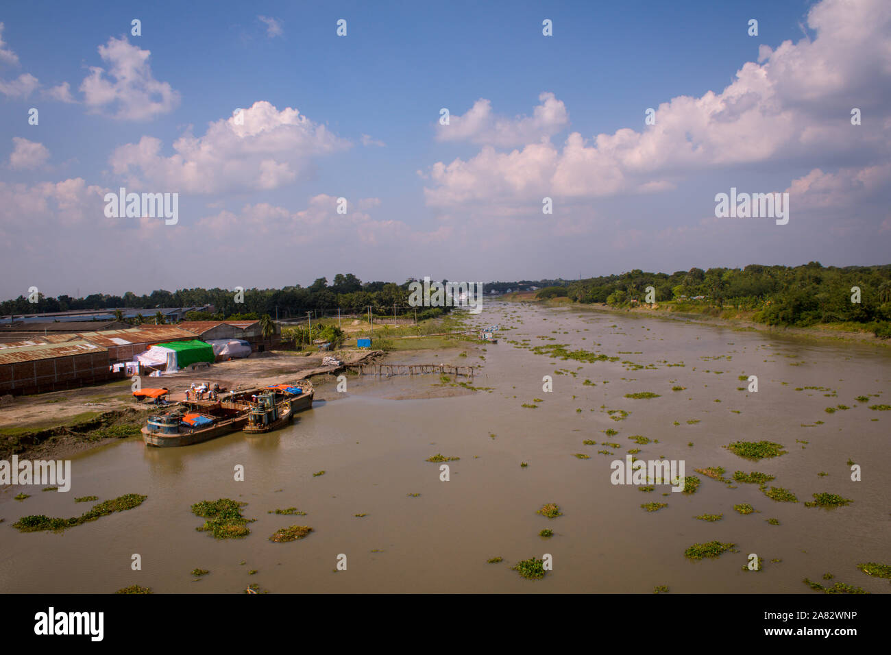 Antenne und Landschaft Blick von der Überführung oder eine Brücke, dem großen Fluss, grüne Felder und schönen blauen Himmel Stockfoto