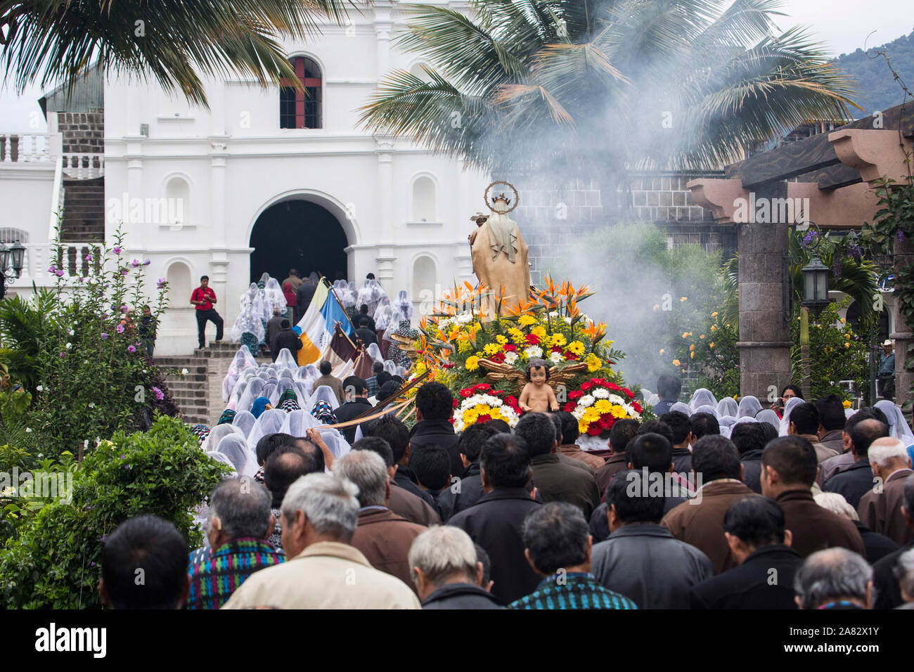 Katholischen Prozession der Jungfrau Carmen in San Pedro la Laguna, Guatemala.  Frauen in traditionellen Maya-Kleid mit weißen Kopftücher über ihre Köpfe hinweg Stockfoto