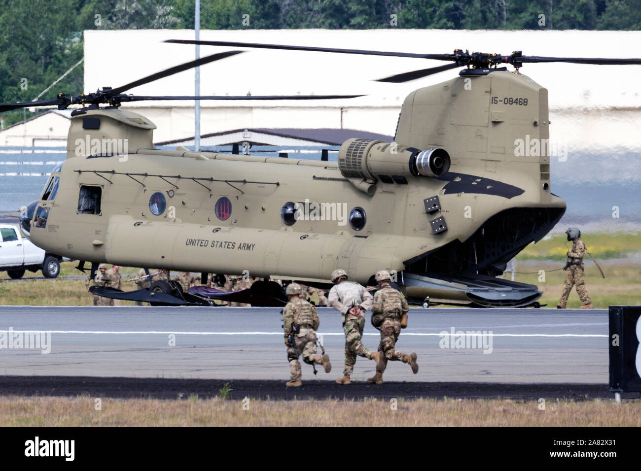 Ein United States Army CH-47 Chinook cargo Helicopter führt an die 2018 Arctic Thunder Airshow. Stockfoto