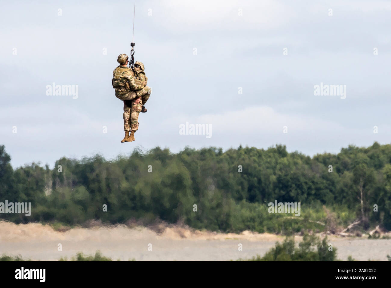Die United States Air Force HH-60 Pave Hawk führt während der Show von force Demo auf dem Arctic Thunder 2018 Airshow. Stockfoto