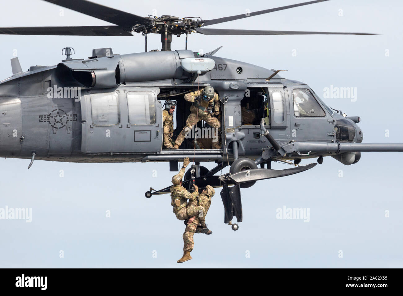 Die United States Air Force HH-60 Pave Hawk führt während der Show von force Demo auf dem Arctic Thunder 2018 Airshow. Stockfoto