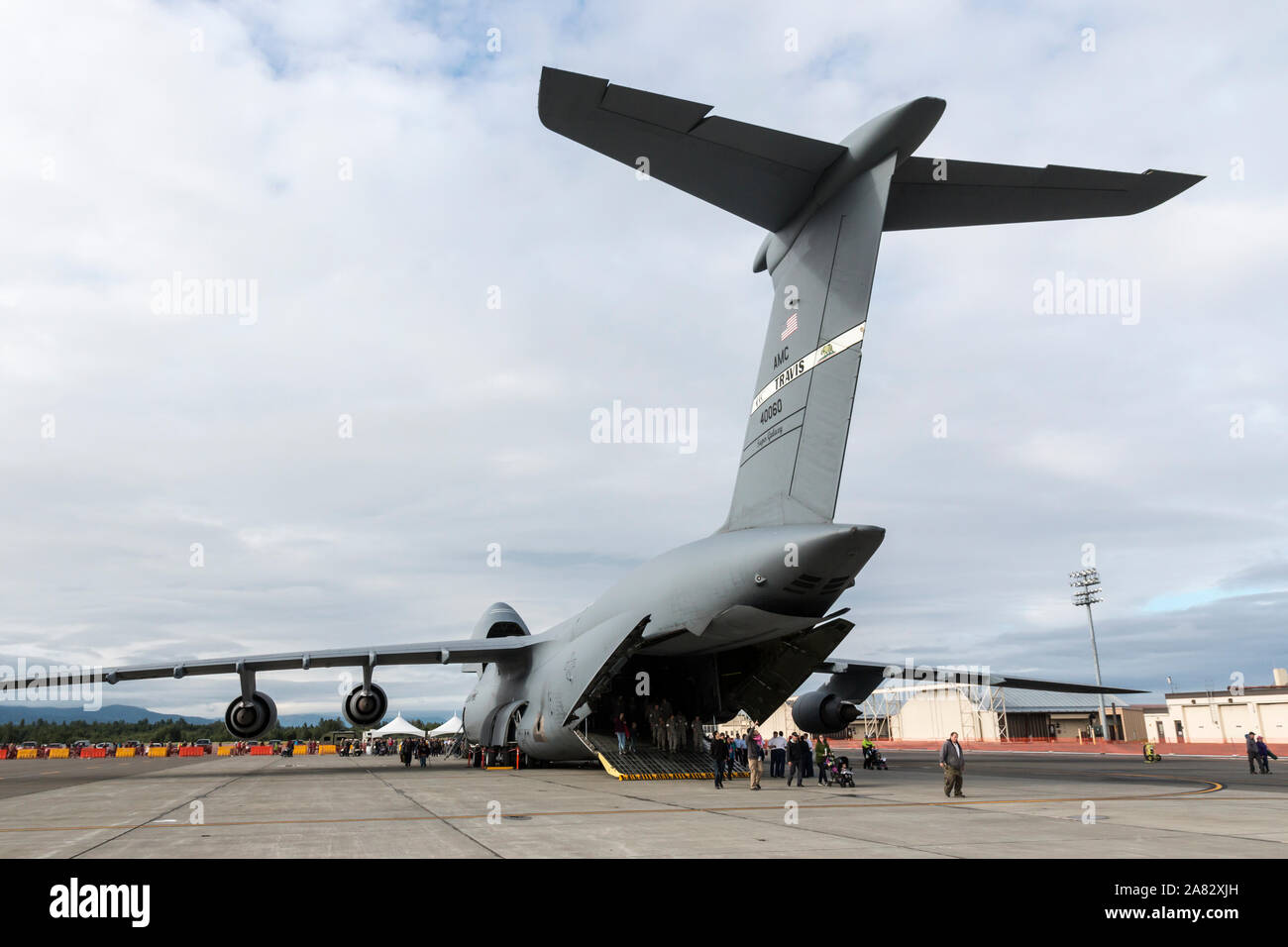 Die United States Air Force C-5 Galaxy sitzt auf statische Anzeige an die 2018 Arctic Thunder Airshow. Stockfoto