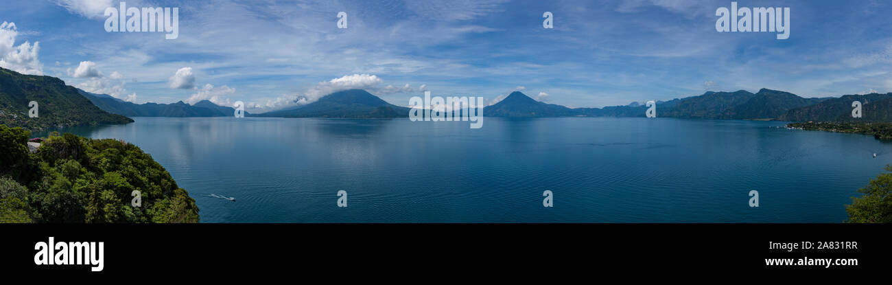 Herrlichem Panoramablick auf den Lago Atitlan, Toliman Vulkan (links) und Vulkan San Pedro (Mitte). Von der Straße auf die Santa Catarina Palopó, Guatemala. Stockfoto Herrlichem Panoramablick auf den Lago Atitlan, Toliman Vulkan (links) und Vulkan San Pedro (Mitte). Von der Straße auf die Santa Catarina Palopó, Guatemala. Stockfoto