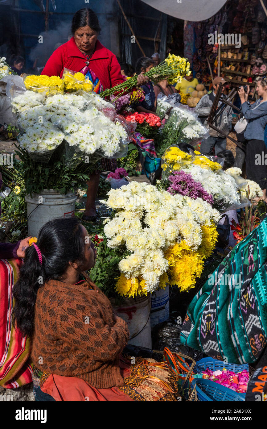 Händler verkaufen Blumen auf den Stufen der Kirche von Santo Tomas in Chichicastenango, Guatemala am Sonntag. Die Kirche ist auf der Treppe gebaut Stockfoto