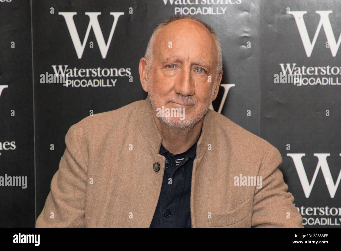 London, Großbritannien. 05 Nov, 2019. Pete Townshend zeichen Exemplare seines Romans das Alter der Angst' bei Waterstones Piccadilly in London. Credit: SOPA Images Limited/Alamy leben Nachrichten Stockfoto