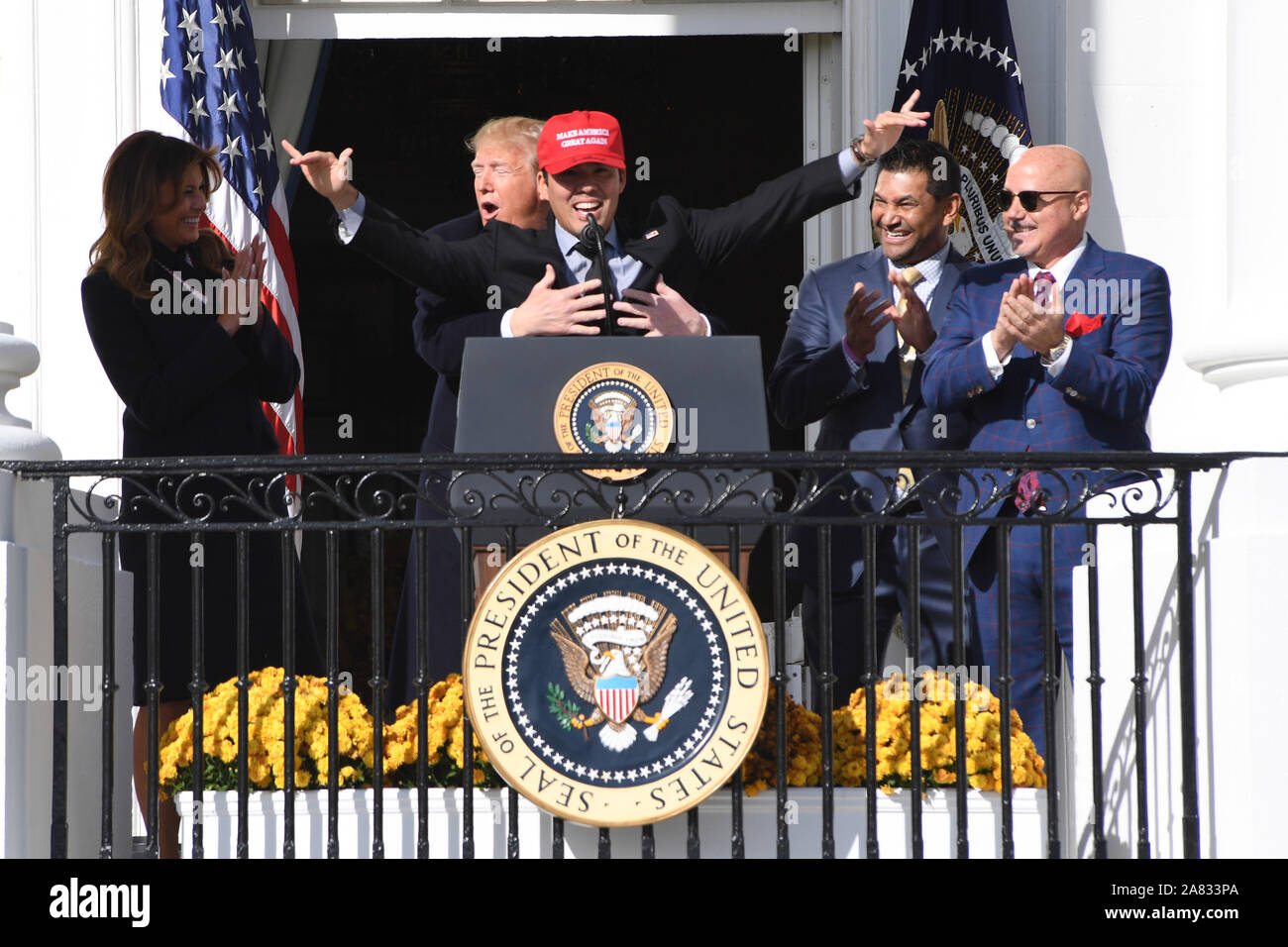 Washington DC, USA. 5 Nov, 2019. Washington Nationals catcher KURT SUZUKI trägt eine 'Make Amerika wieder einmal Super" hat, wie er von Präsident DONALD TRUMP während Ihrer Feier der World Series Champions im Weißen Haus umarmt. Credit: Christy Bowe/ZUMA Draht/Alamy leben Nachrichten Stockfoto