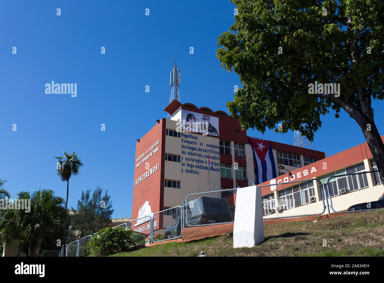 Santiago de Cuba, Kuba - Dezember 29, 2015: Revolucion propaganda Anschlagtafel veröffentlicht von der Regierung auf der Straße von Santiago Stockfoto