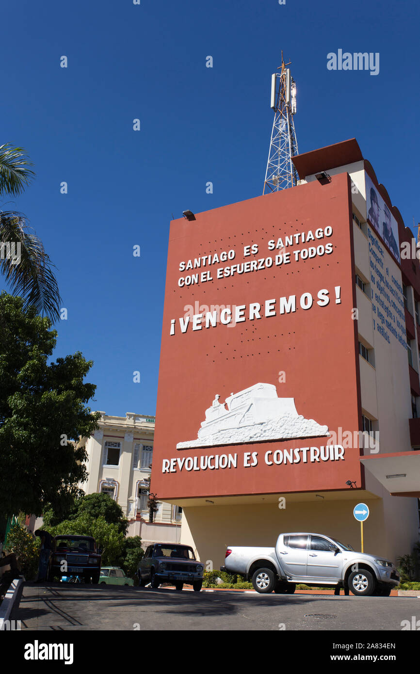 Santiago de Cuba, Kuba - Dezember 29, 2015: Revolucion propaganda Geschrieben von der Regierung in Santiago de Cuba Stockfoto