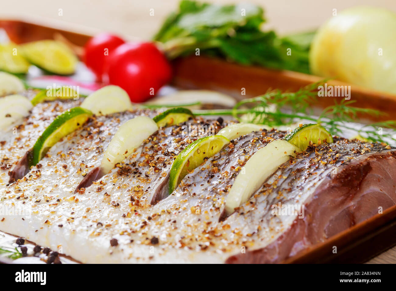 Roh marinierten Fisch Filet mit Zwiebeln, in Backblech mit im Backofen fertig zu kochen. Stockfoto