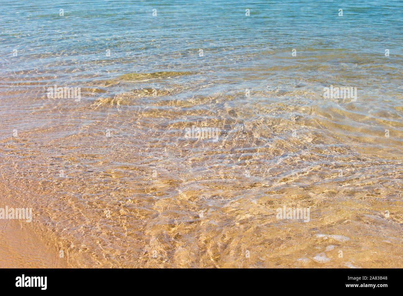 Klar glitzernden Wasser des Indischen Ozeans am hoteleigenen Strand Hutt in der Nähe von Bunbury Western Australia an einem heißen Sommernachmittag ist kühl und einladend für Schwimmer. Stockfoto