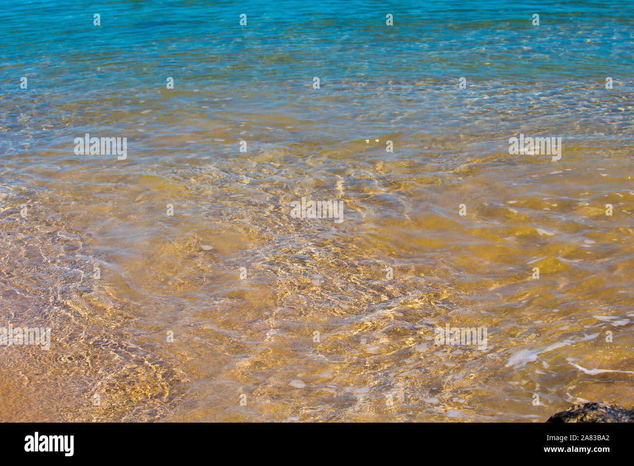 Klar glitzernden Wasser des Indischen Ozeans am hoteleigenen Strand Hutt in der Nähe von Bunbury Western Australia an einem heißen Sommernachmittag ist kühl und einladend für Schwimmer. Stockfoto