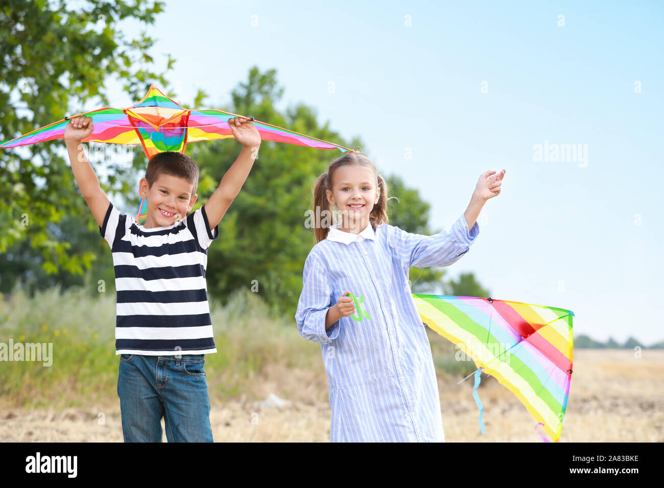 Kleine Kinder Drachen steigen im Freien Stockfoto