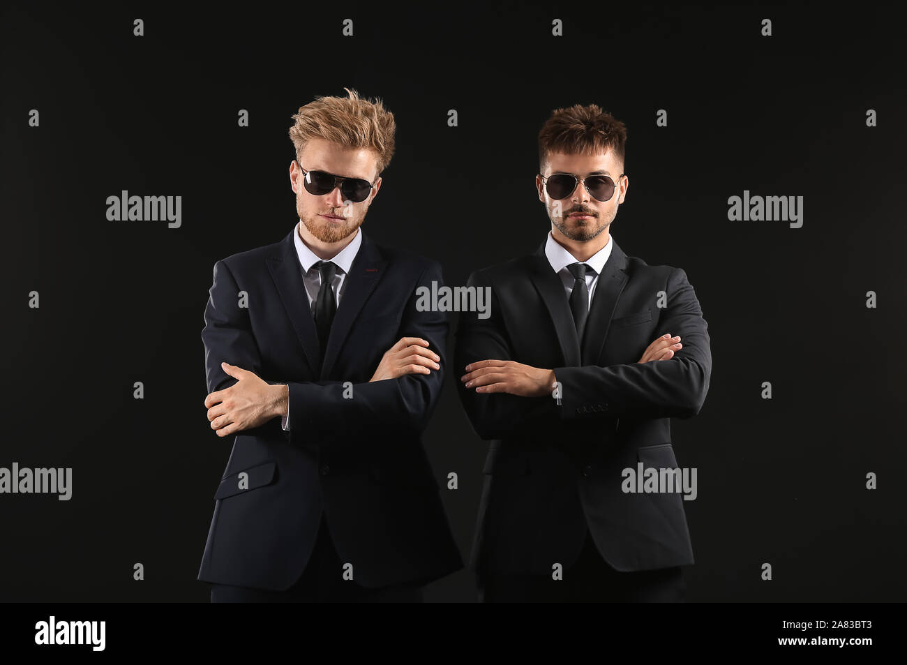 Stattliche Security Guards auf dunklem Hintergrund Stockfoto