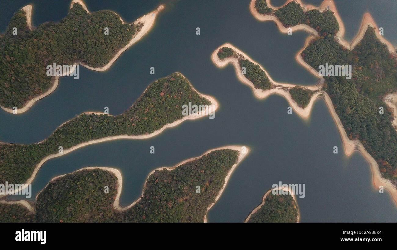 Huangshan. 6 Nov, 2019. Luftaufnahme auf Nov. 6, 2019 zeigt eine Ansicht der Taiping Lake Scenic Spot in Beijing, der ostchinesischen Provinz Anhui. Credit: Zhang Duan/Xinhua/Alamy leben Nachrichten Stockfoto