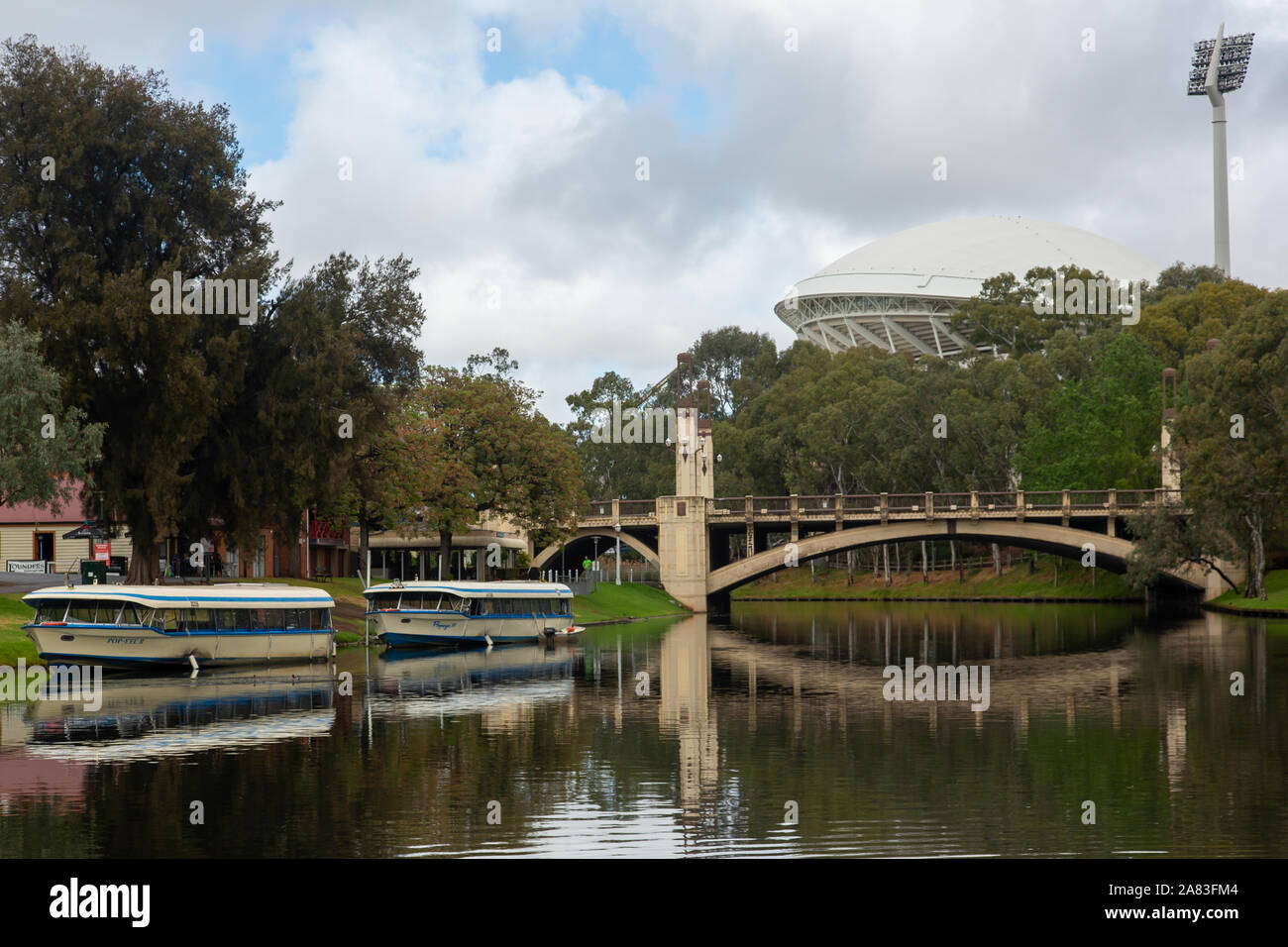 Der Fluss Torrens mit Popeye Fluss Boote und der legendäre Adelaide Oval im Hintergrund Am 16. Oktober 2019 Stockfoto