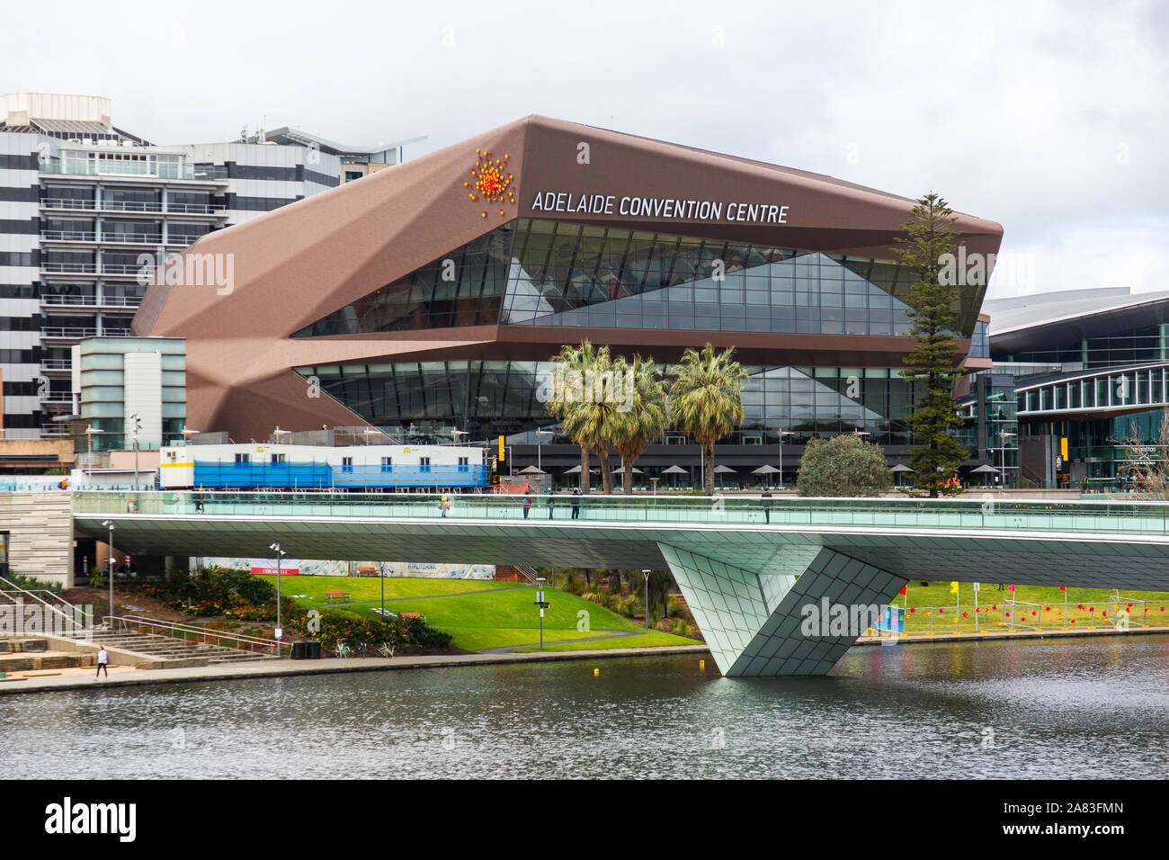 Das Adelaide Convention Centre auf dem Fluss Torrens Adelaide South Australia entfernt am 16. Oktober 2019 Stockfoto