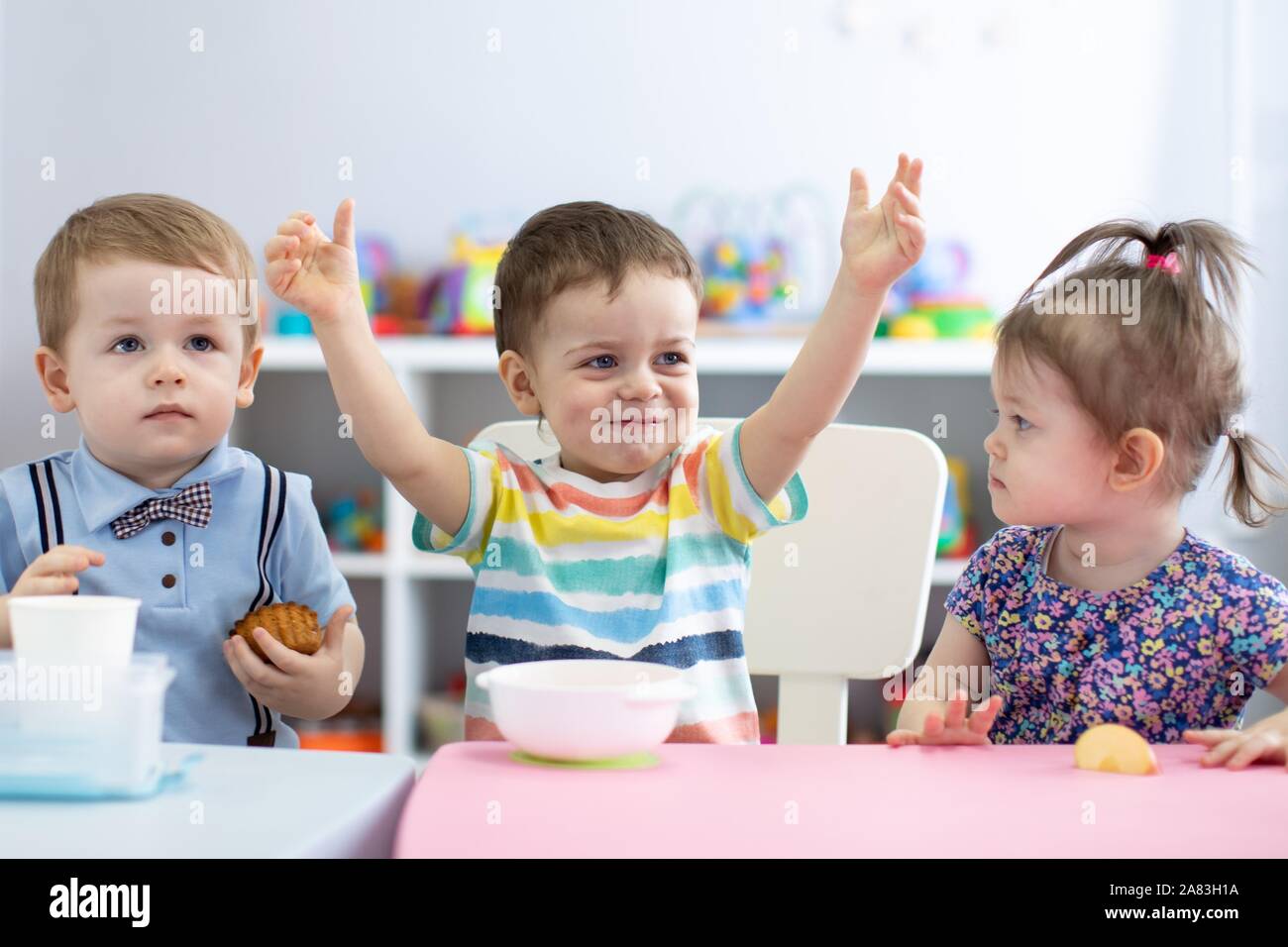 Die Gruppe der Kinder ein Mittagessen in der Kindertagesstätte Stockfoto